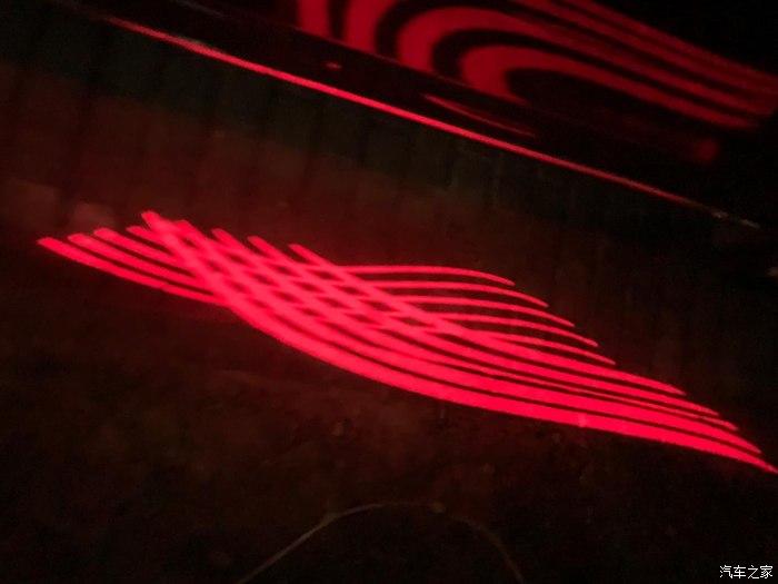 这是迎宾灯.从后视镜打在地上.解锁和上下车都有.