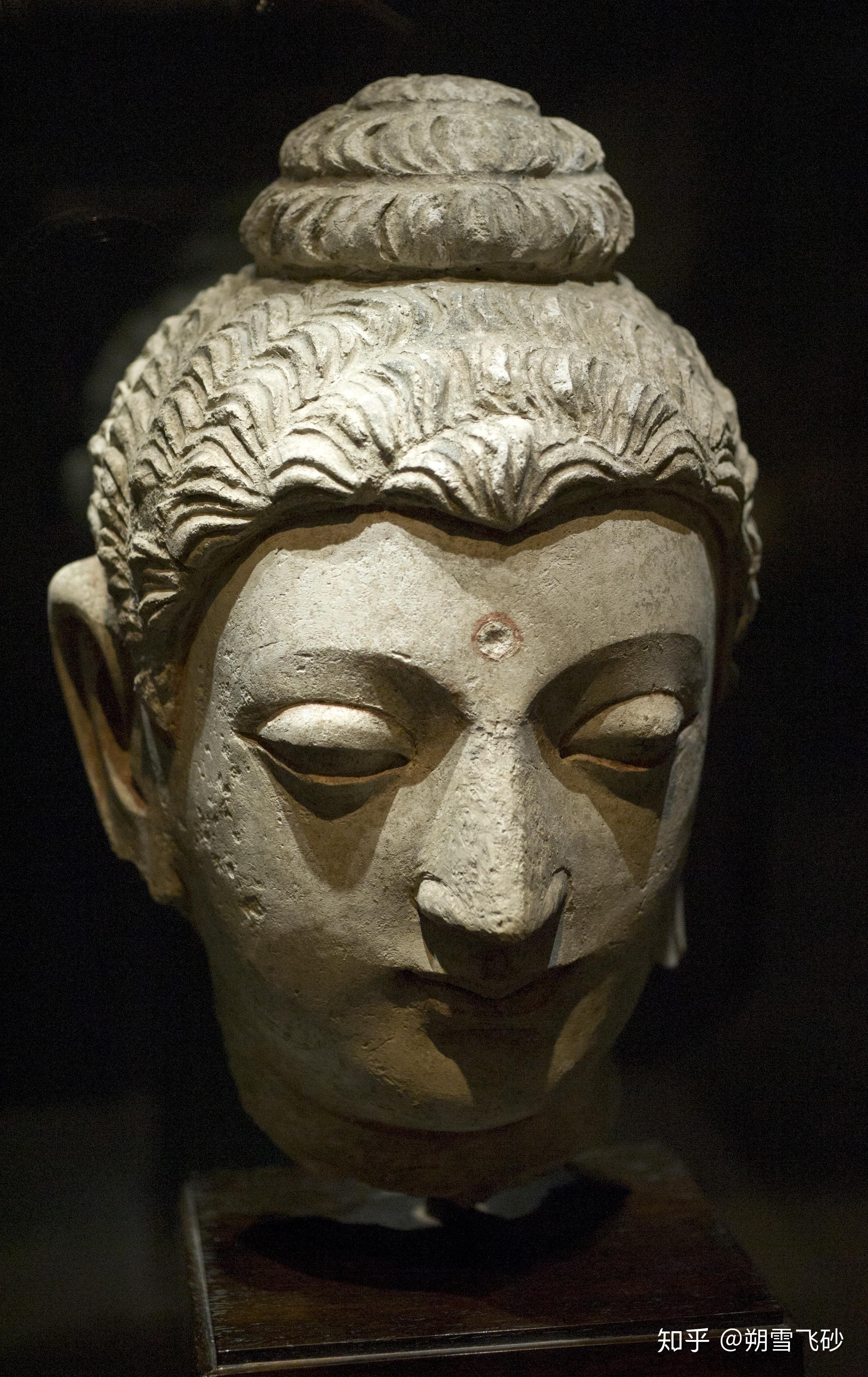 的犍陀罗佛陀像头部,发型表现为波浪形,眉间白毫相处原似镶嵌有宝石