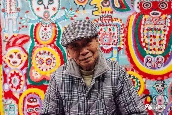 后负伤独居眷村.年轻时入台当飞行员,被人们亲切的称为"彩虹爷爷".