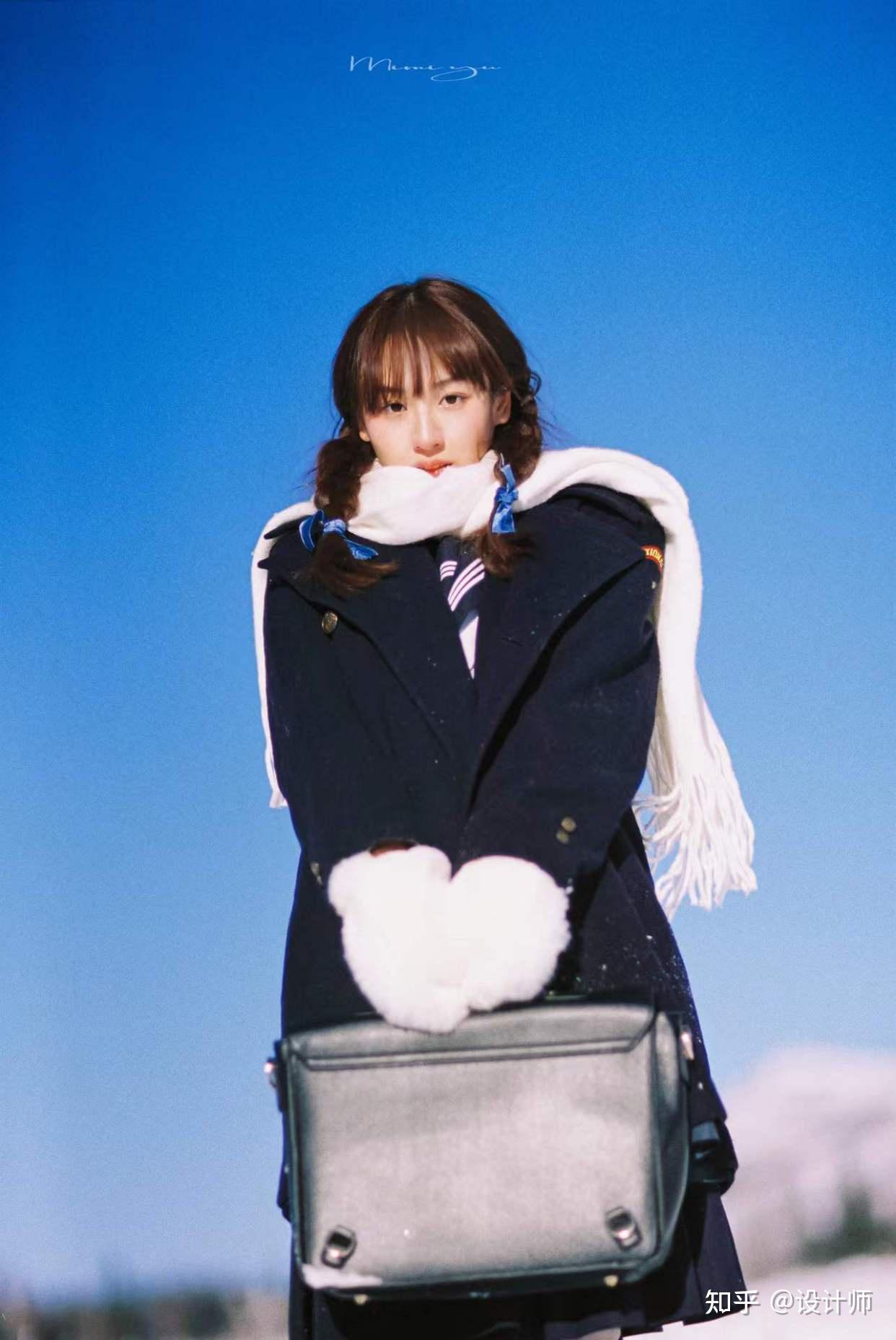 蔚蓝的天空就是一道治愈的风景线,在户外拍照,可以放低机位,仰拍人物