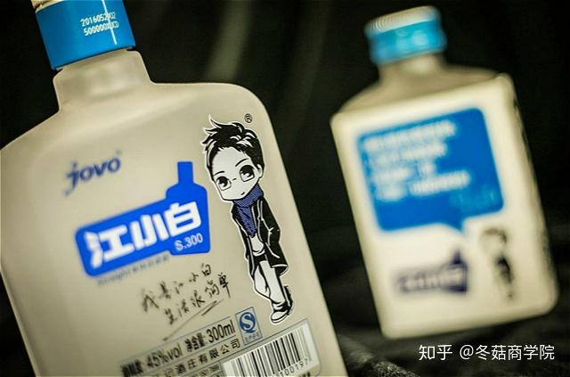 江小白的酒瓶上印有各种各样的语录,关于生活,关于爱情,关于理想,关于