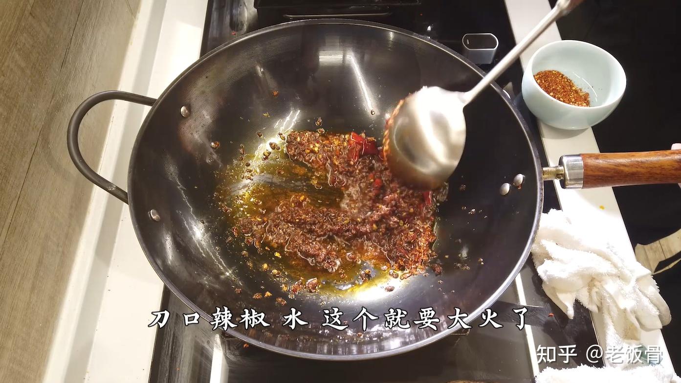 這盤水煮牛肉吃得鼻尖直冒汗