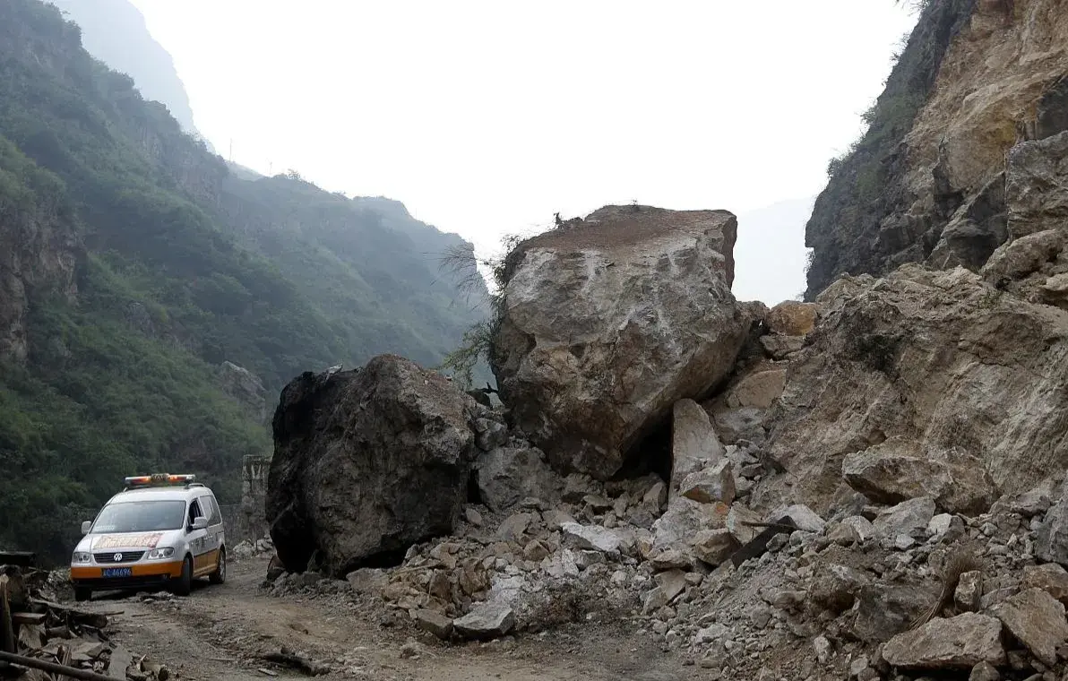 重庆奉节一中巴车遭意外落石砸中致6人遇难