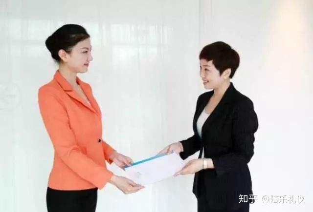 陆乐礼仪—递物礼仪你知道多少？ - 知乎