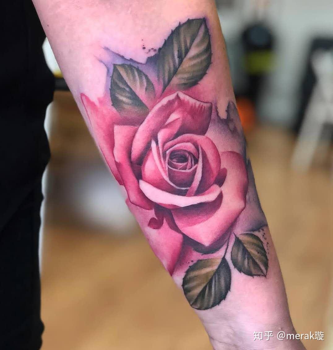 肩胛彩色玫瑰花纹身图案