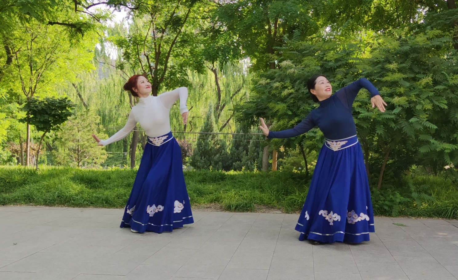 广场舞《秋水伊人》三位老师用舞蹈向我们倾诉说不完的话