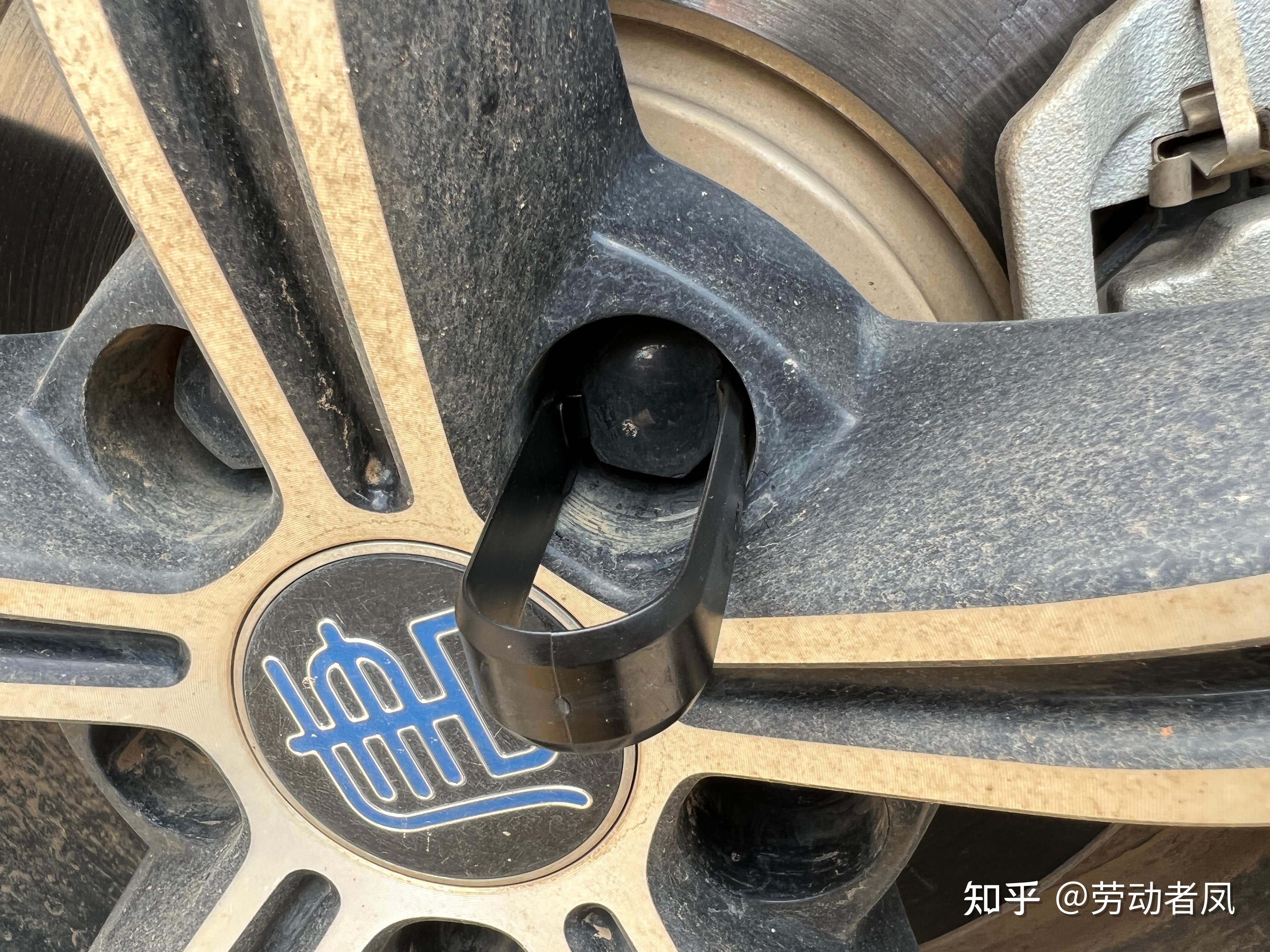 唐DM-i每天一个小技巧,用车没烦恼——轮胎故障处理补胎液的使用-唐dm换胎后胎压监测信号异常