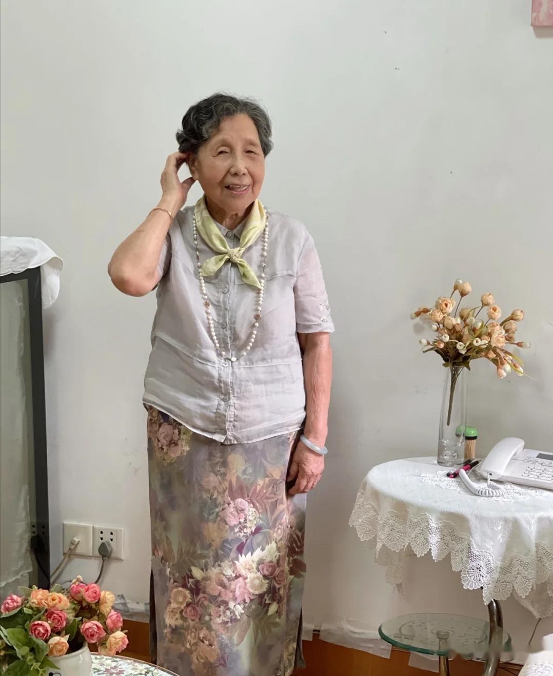 60岁中国旗袍奶奶爆红巴黎！惊艳外国网友：“原来老去也可以这么优雅！” | 宠物天空