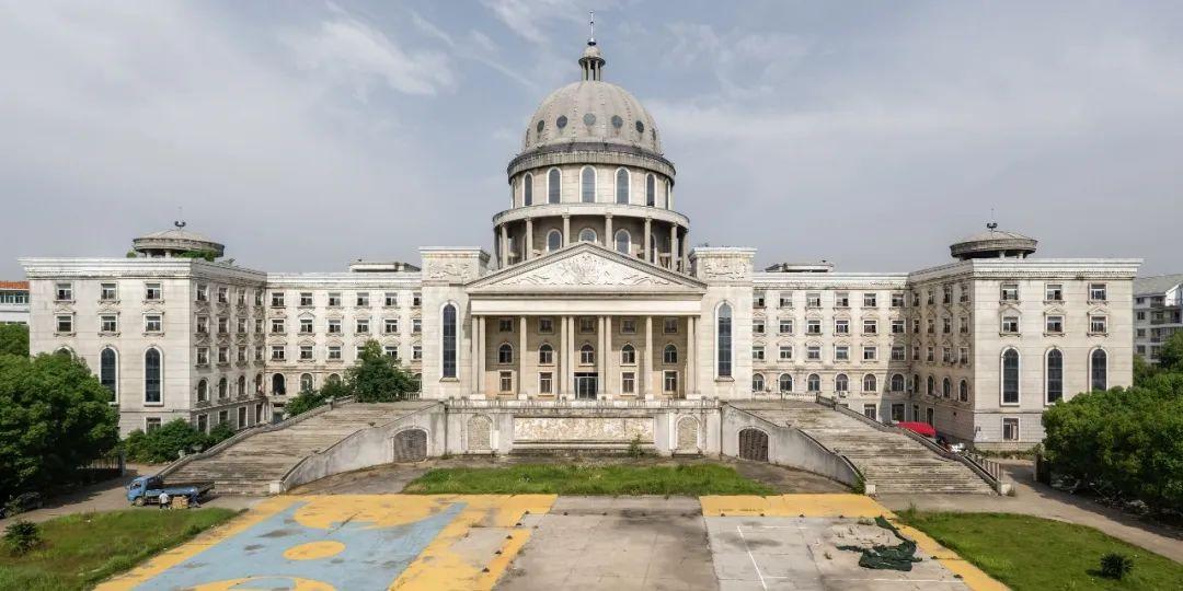 2005年建成在商业分类里还有一种烂尾的"白宫",比如武汉庙山白宫,南通