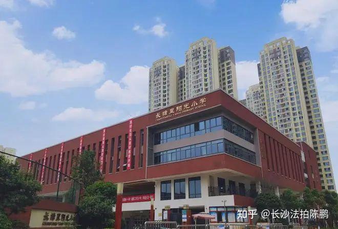 2,长塘里崇德小学属长沙市雨花区长塘里教育集团,创建于1946年,建校已