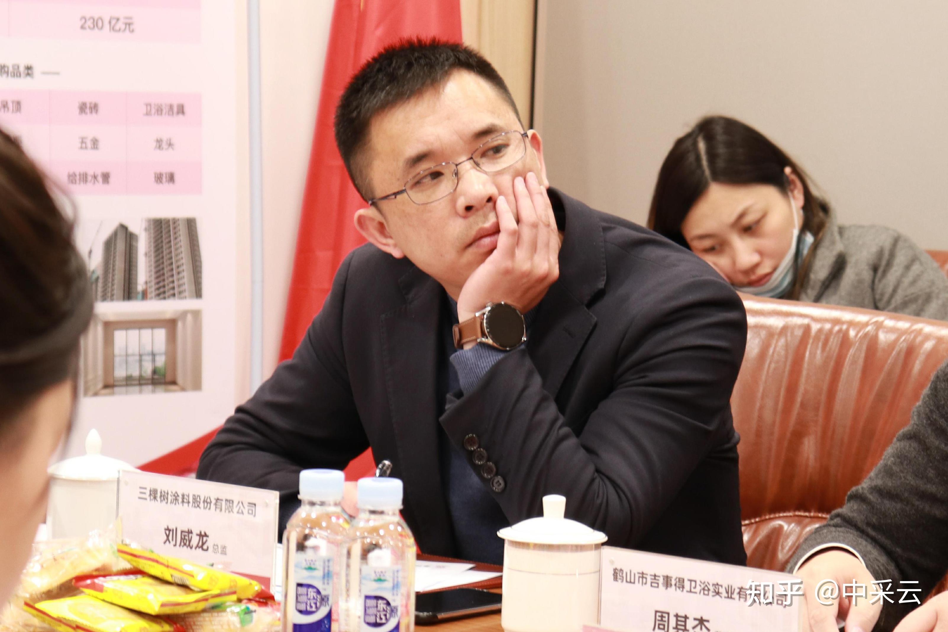 董事长兼ceo欧阳之军和广东地产商会招采委秘书长郭毅出席本次见面会