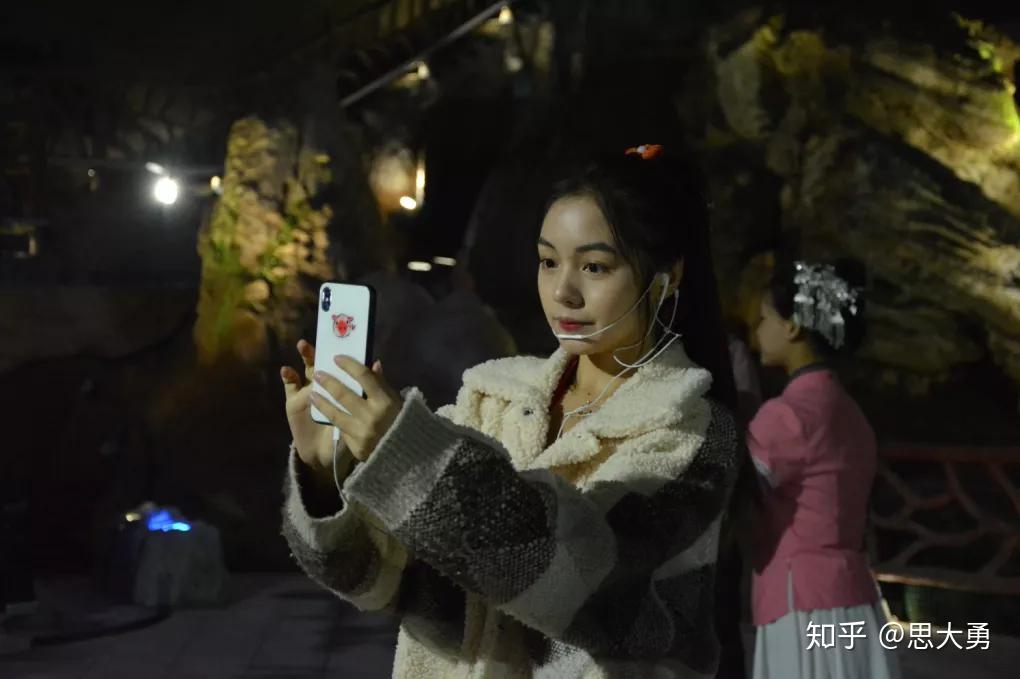 抖音"百万级"网红主播直播打卡茅岩河,共饮茅河酒