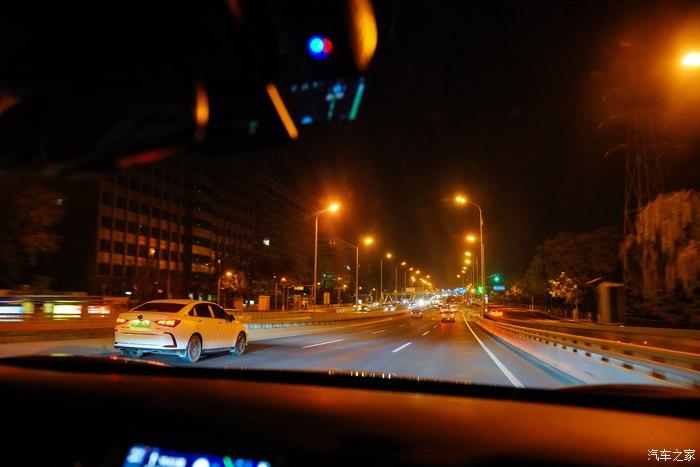 意外之喜黑夜里的一抹银灰亮楼顶停车场英菲尼迪qx50夜拍