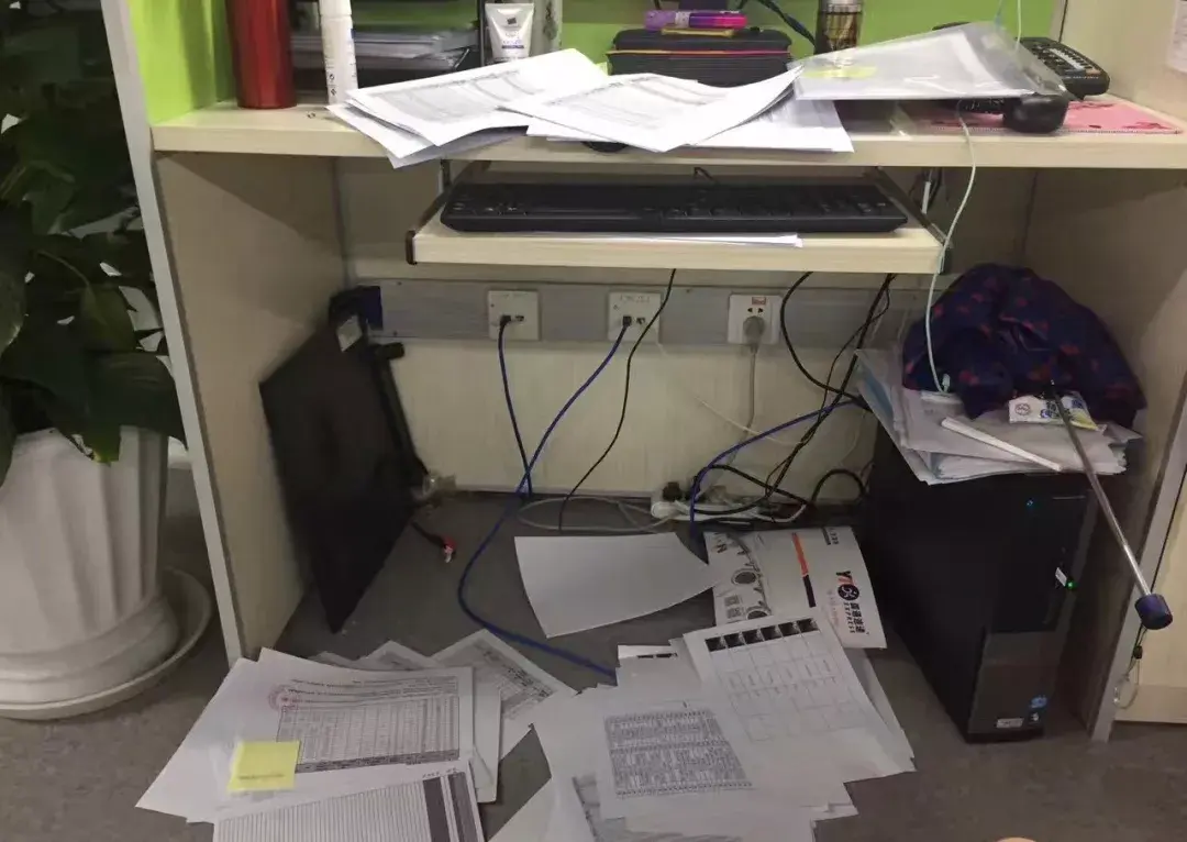 加班里,他在公司连住两晚没出过门,办公桌上桌下都堆满了要处理的文件