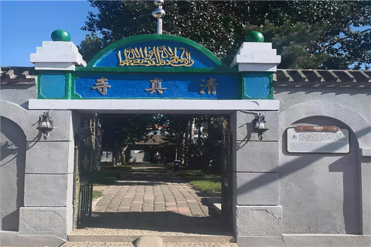 复州清真寺建于清朝乾隆年间,寺院的礼拜大殿坐西朝东,三明两暗,32根