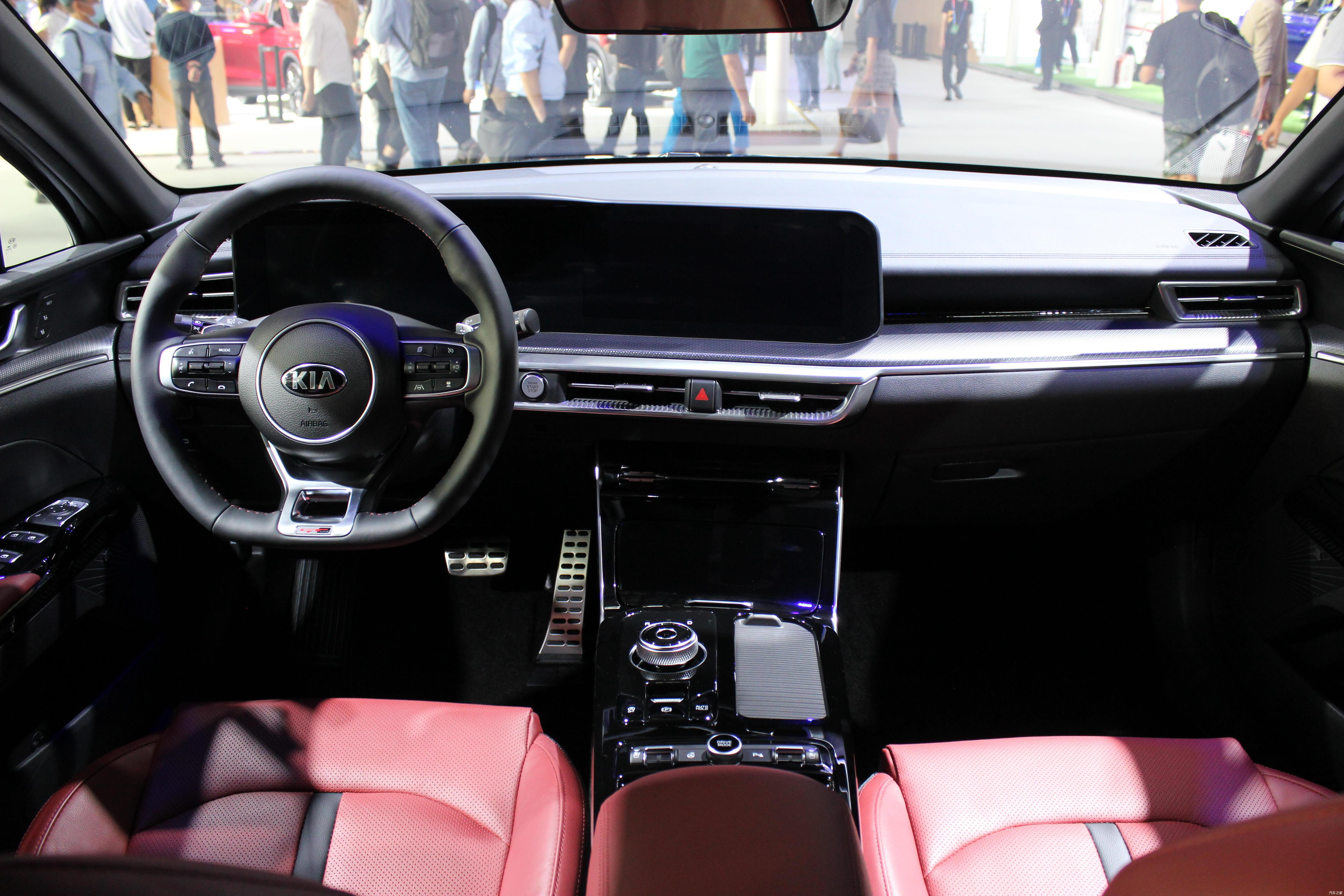 2020北京车展实拍全新起亚k5凯酷亮相红色内饰吸睛