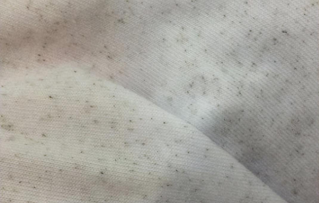 最后把清洗干净的化纤衣服泡在清水里面,用手在反复的揉几下,这样霉斑