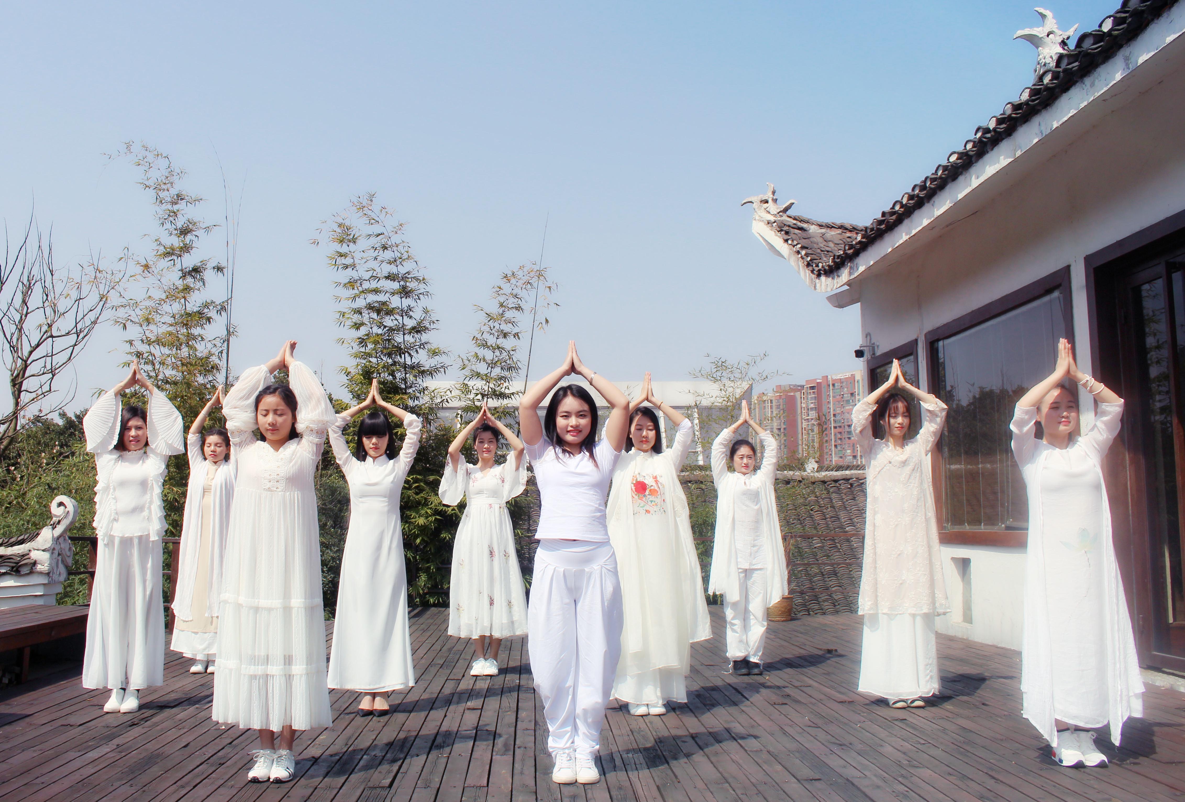 灵伽瑜伽专注女性瑜伽唤醒内在灵性成就瑜伽导师梦