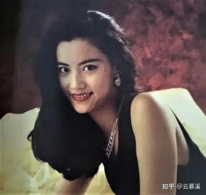 她本名霍宝珠,1972年出生在香港,家中兄弟姐妹8个,排行老六,下面还有