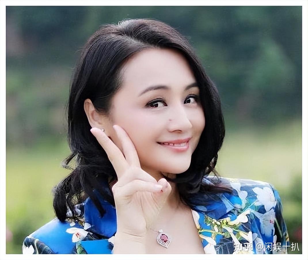 央视前主持曹颖:下嫁丈夫王斑,婚后生一胎,一家三口其乐融融 - 知乎