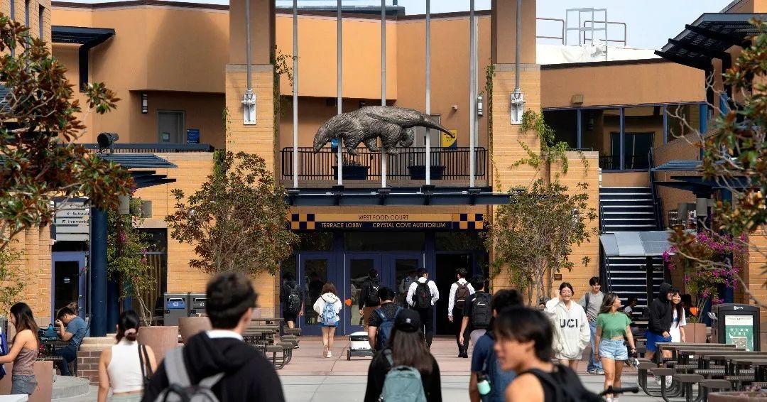 学校坐落于洛杉矶以南约50英里的orange county,这里有着"全美最安全