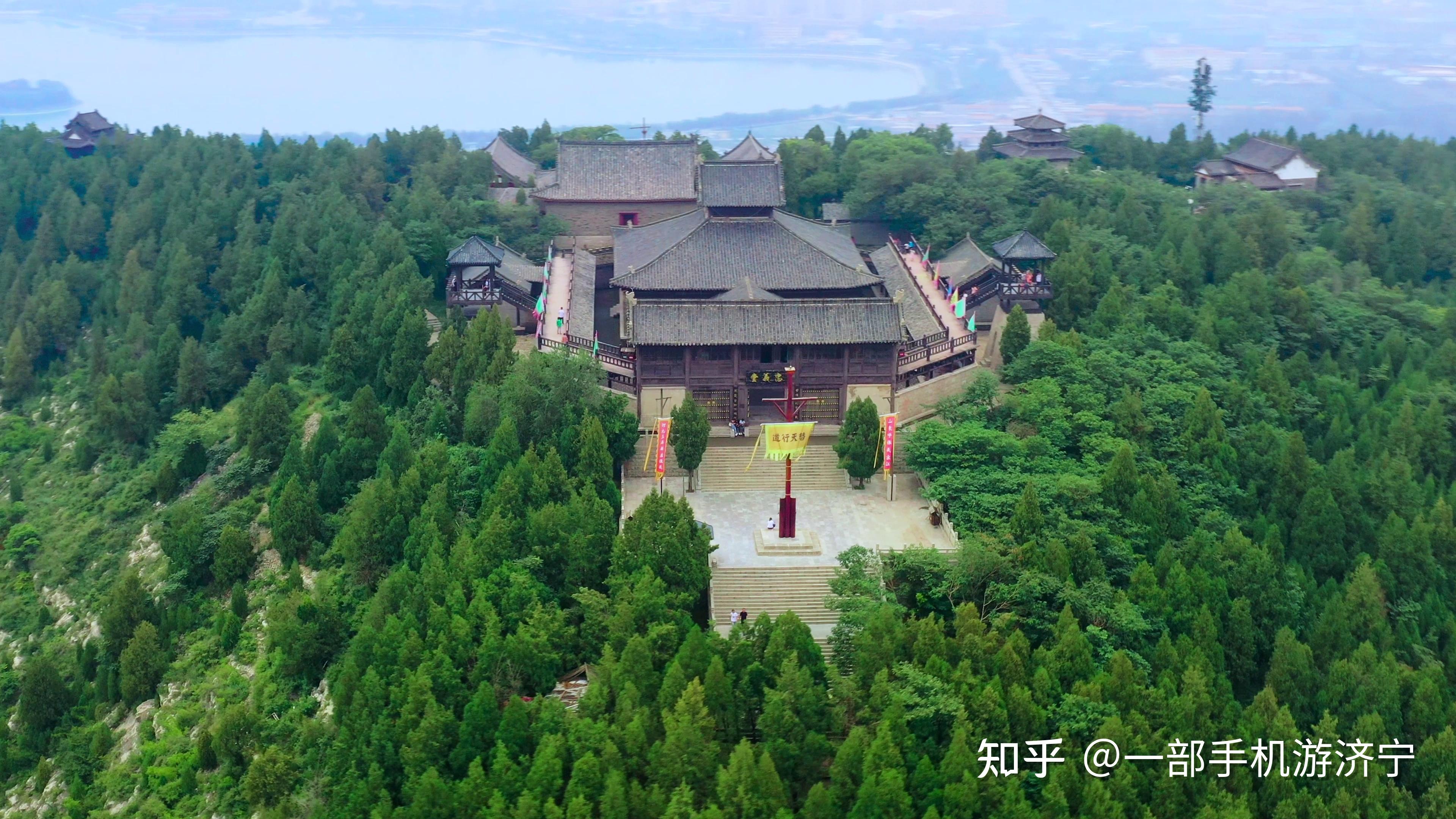 梁山泊,共迎天下众英雄爬山也正当时宜出游,宜美好让原本燥热的天气