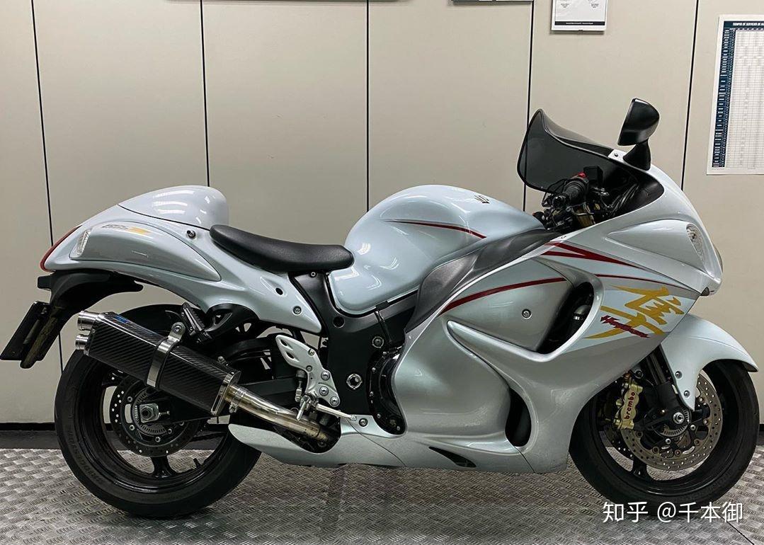 不过在雅马哈推出第一代yzfr1后,铃木决定着手开发第一代公升级仿赛车