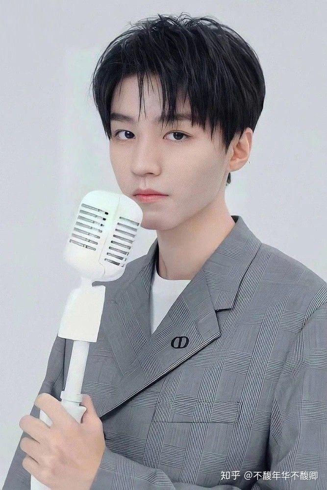 王俊凯一身帅气西装制服,展现锐利质感 - 知乎
