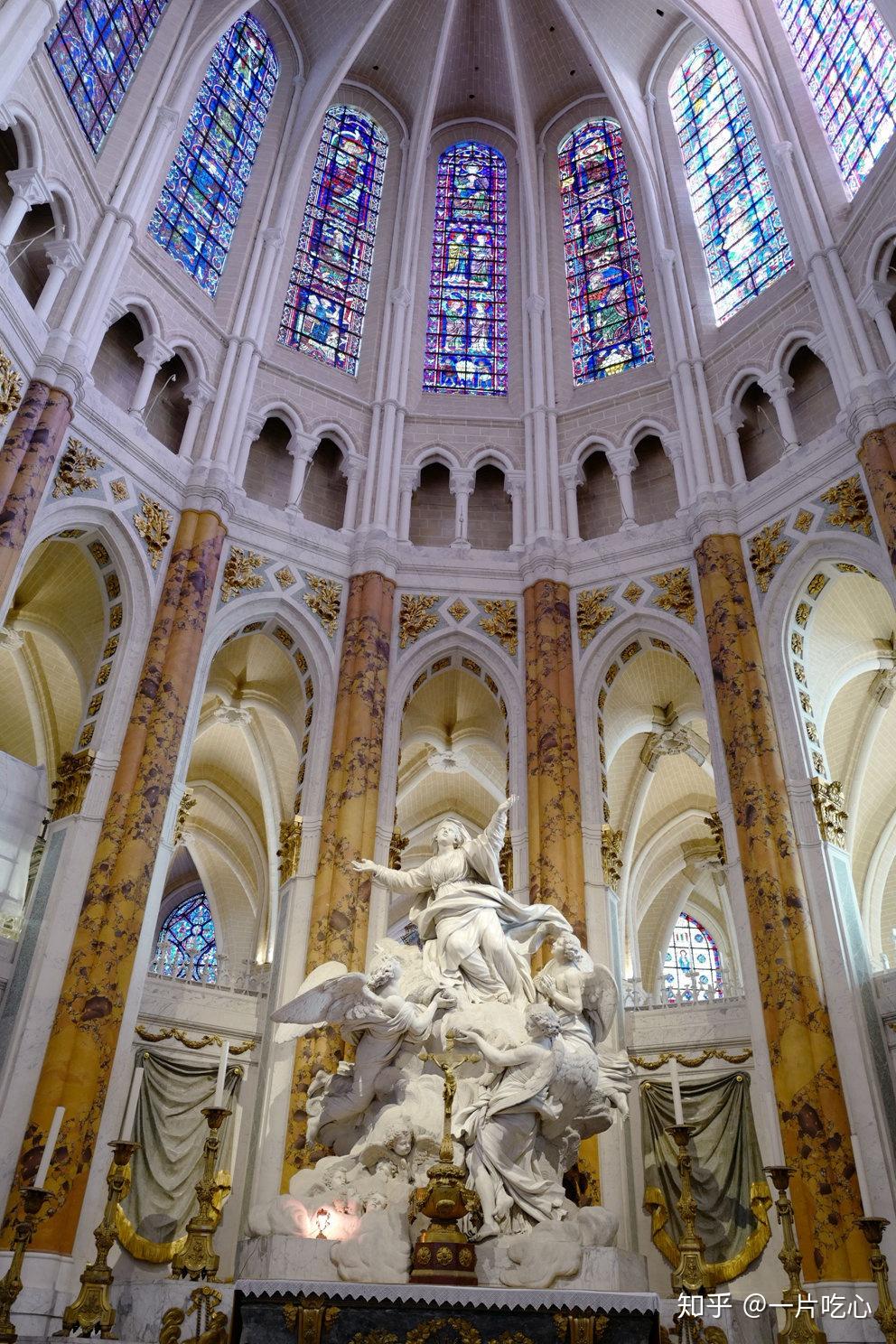 降生时所穿的的圣衣,所以沙特尔大教堂自中世纪便是天主教徒的朝圣地