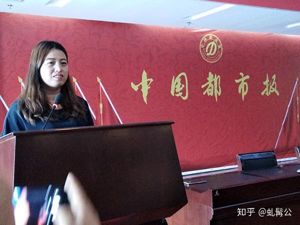 题图:中国都市报总裁王书琴女士在上届新闻培训班上致辞,李建琪手机