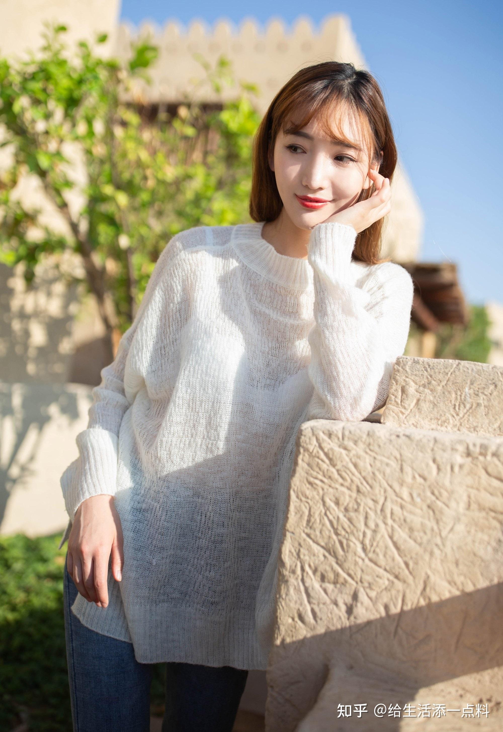 穿牛仔裤高跟鞋的性感小美女,美女这身穿搭十分亮眼 - 知乎