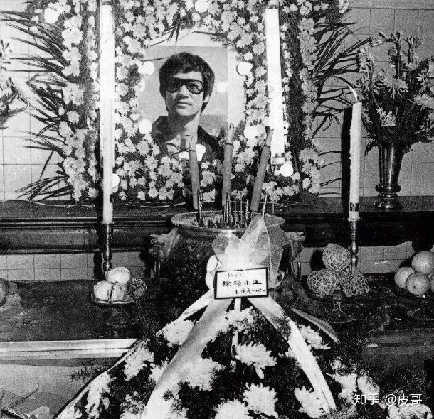 当年7月20日李小龙因误服止痛药引起的药物过敏导致脑水肿,抢救无效而