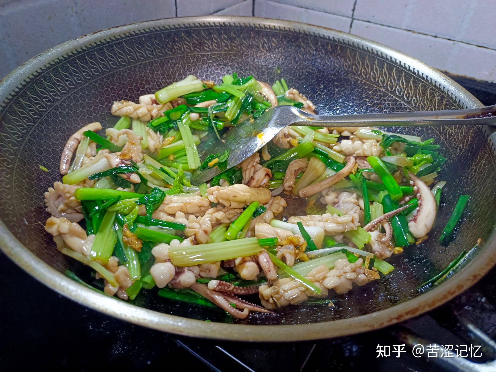 魷魚搭配大蒜葉一起炒口感脆嫩鮮香爽口好吃又下飯