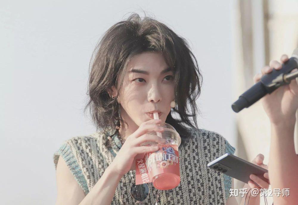 张碧晨复合无望华晨宇新恋情曝光被拍和女生牵手回家