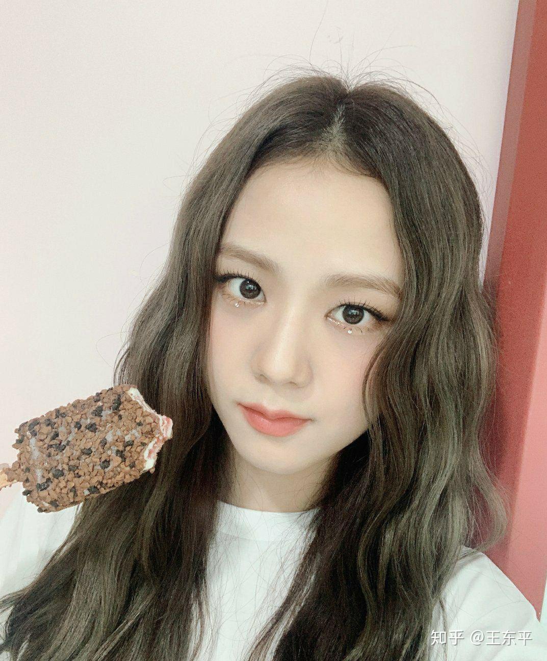 jisoo的眼睛是很漂亮的桃花眼,笑起来的时候会让人跟着她的笑容一起