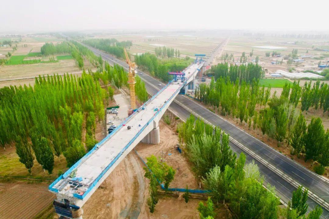 牵手成功!包银高铁隆盛合镇特大桥跨京藏高速连续梁合龙