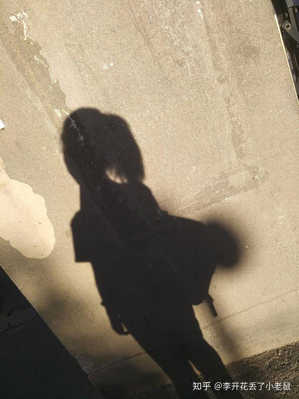 觉得自己很渺小.