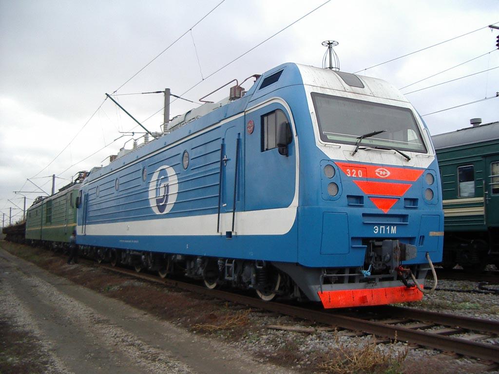 生产了两台试验性的单节双司机室设计的电力机车,并定型为vl65型⑶