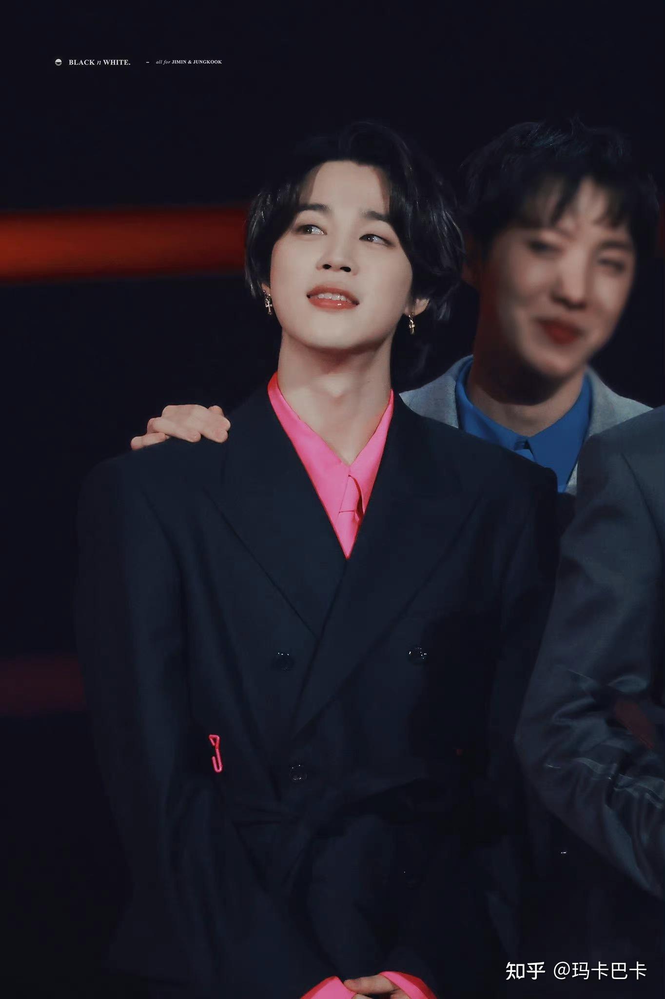 请问有朴智旻近期黑发白发挑染的图吗