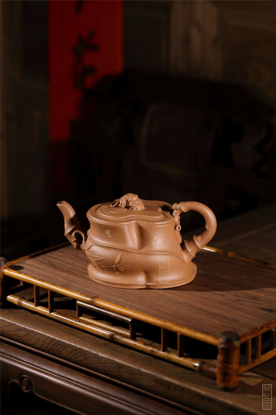 张万敏出生于连云港幼年时来到宜兴丁山定居,常年接触紫砂耳濡目染