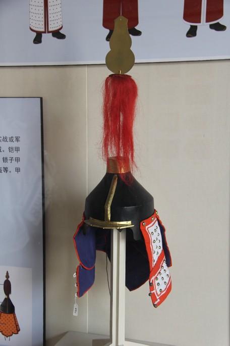 骁骑棉胄的胄体为皮革髤漆,胄顶为葫芦状的铜叶,盔缨为红氂(染红的