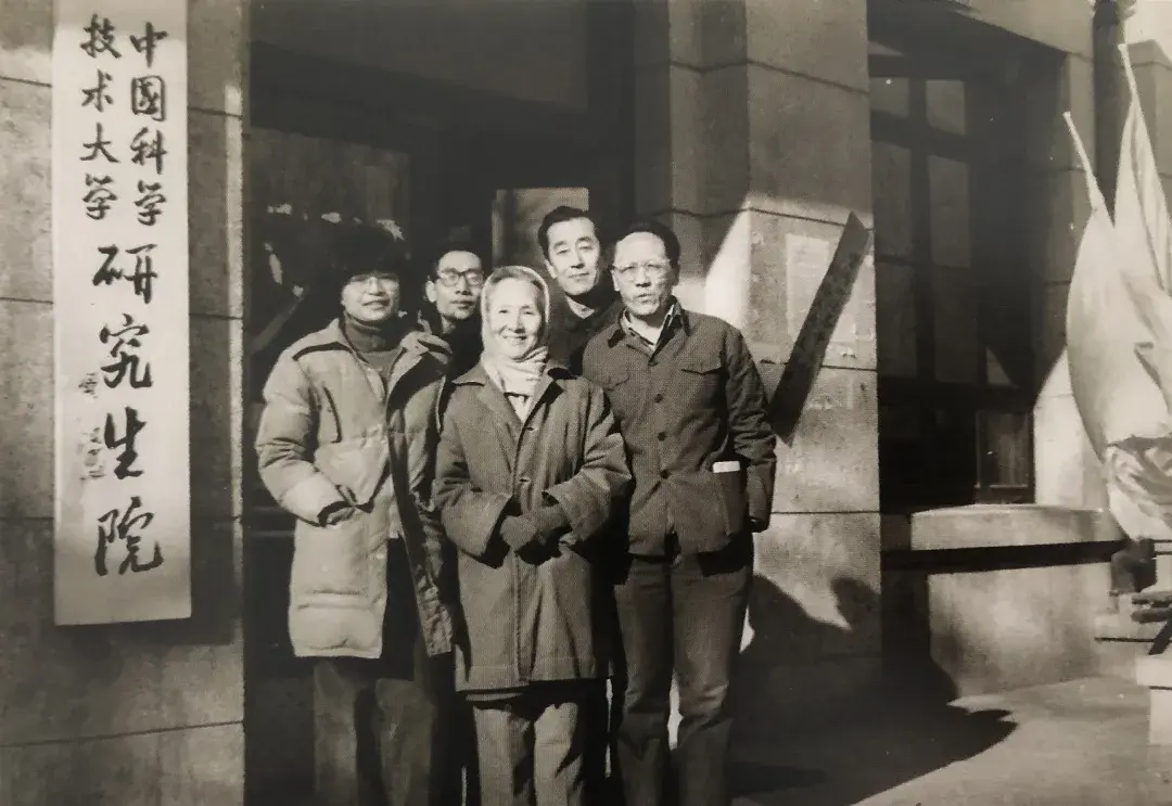 在中国科技大学研究生院讲课21世纪00年代,主持中关村专家讲坛知识