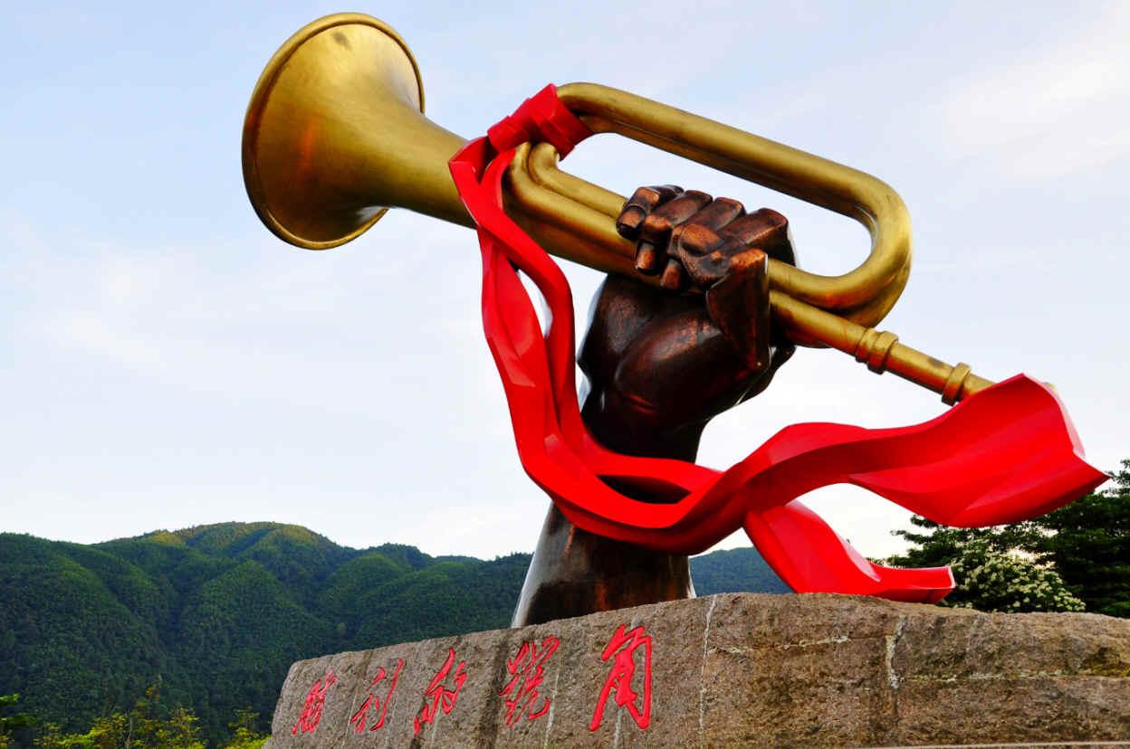 下图为"胜利的号角"的标志性景点,拍摄时为了规避正常,特意从正侧边