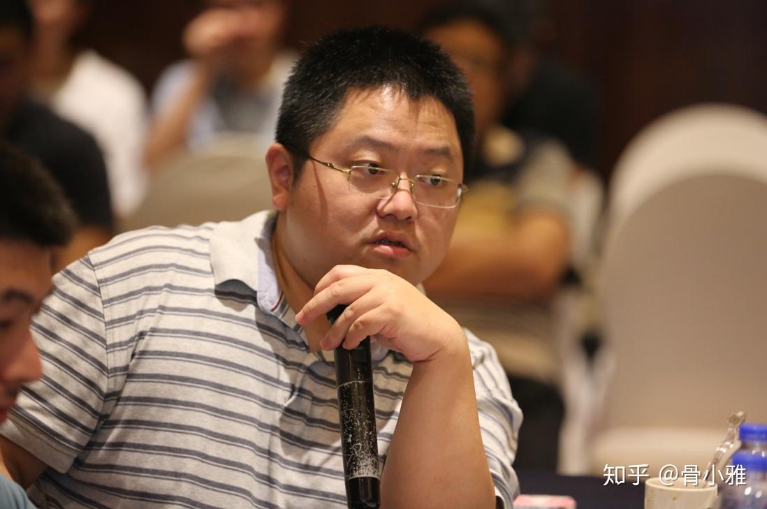 图为钟达副教授正在参与讨论图为刘先哲副教授(中)正在围绕病例进行