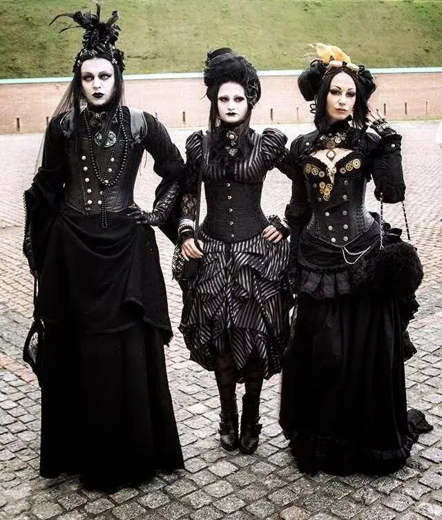 歌特风格的插画也主要以死亡,废墟,异类等为主题比如