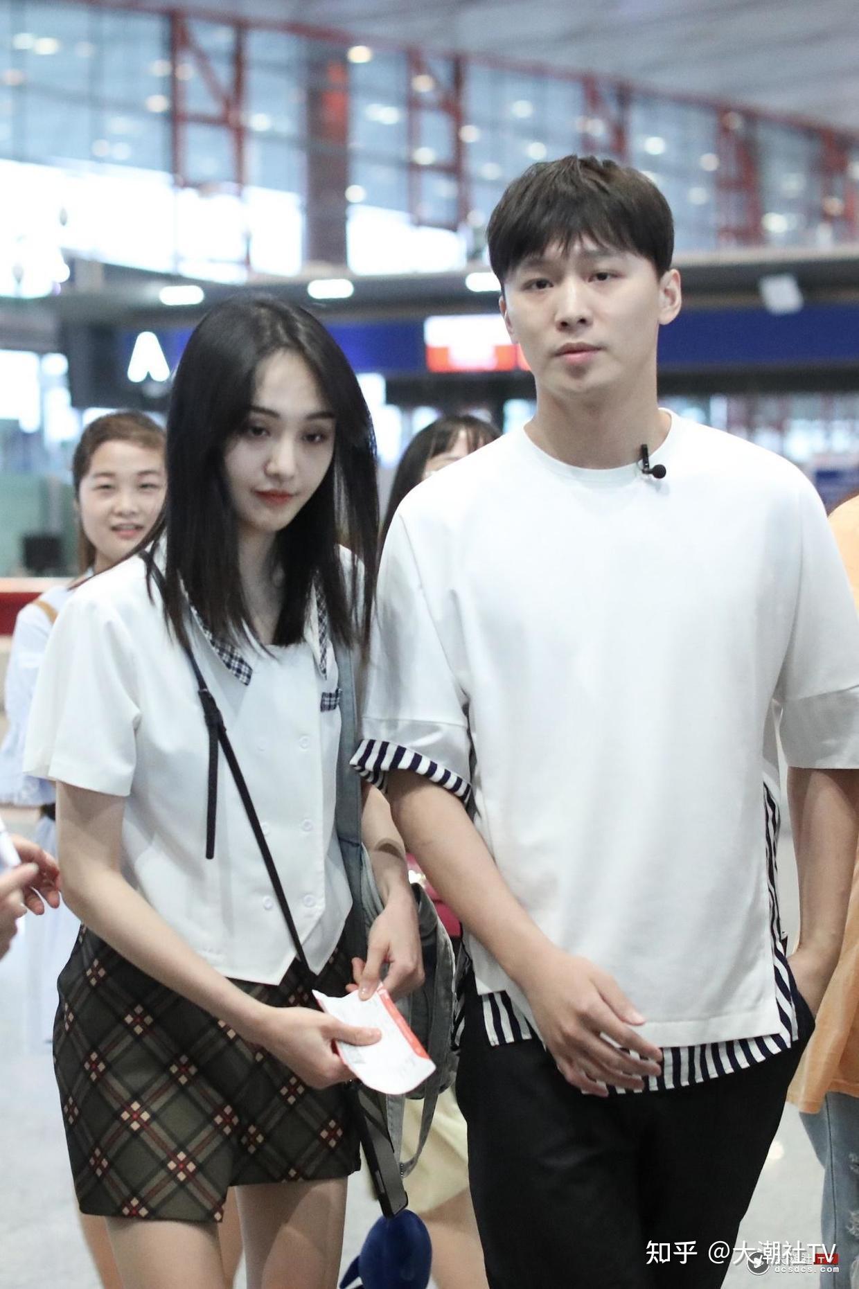 离婚前合拍影片曝光郑爽街头抽烟疑跟张恒吵架大潮社资讯