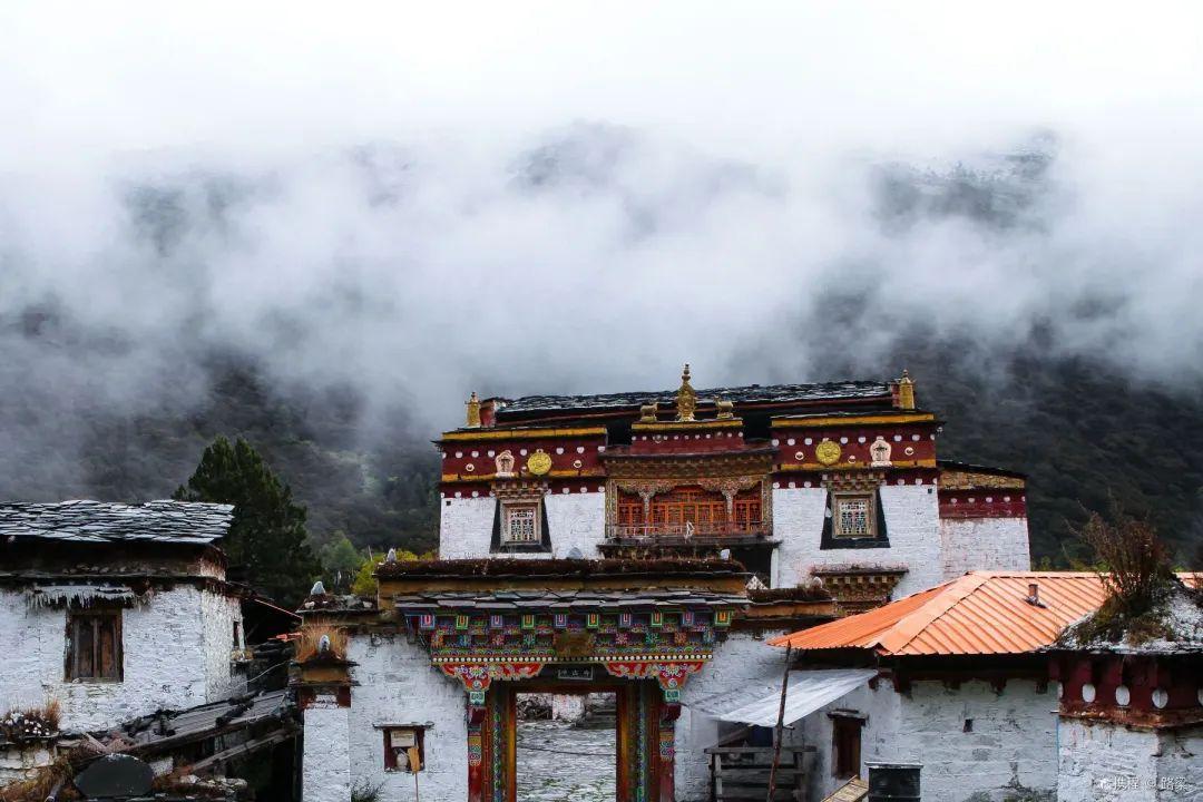 1928年洛克先生来到日松贡布时,就在这座寺住了三天,洛克先生透过寺庙