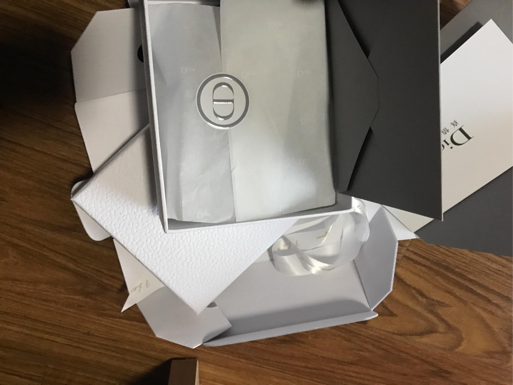 还有贺卡里面有两层包装我是在迪奥官网买的300整,收到货刚打开