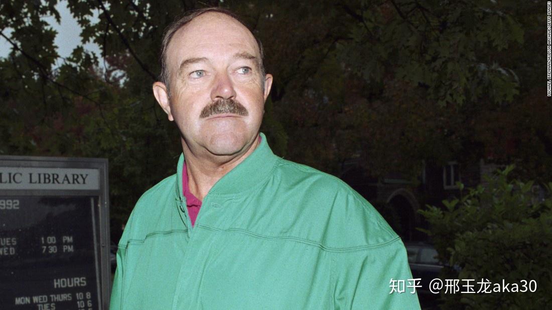 不满意,后来他们找一位更有经验的鼓手来帮忙,这个人是 andy white