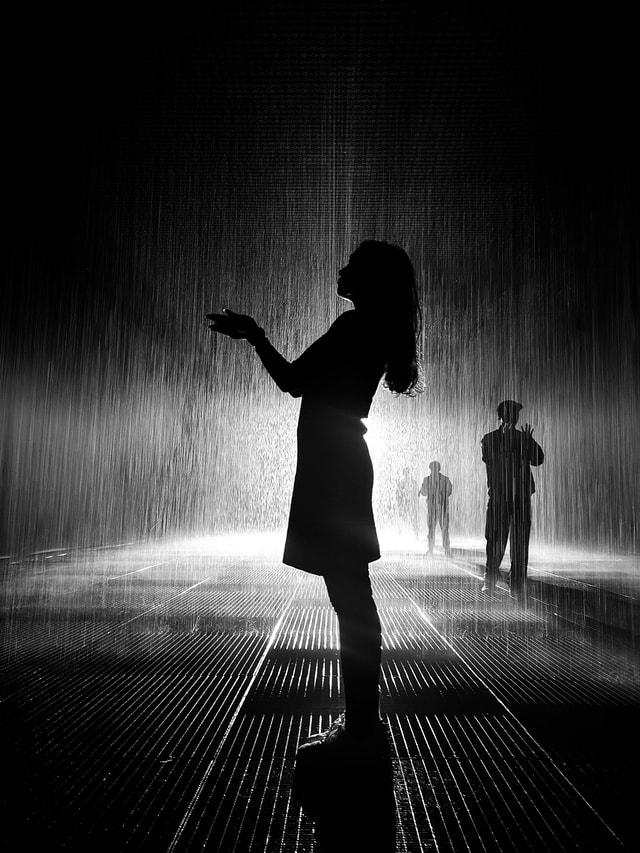 由于色调的特殊性,黑白摄影能够极易地产生对比.